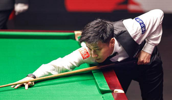 斯诺克国锦赛8强战：赵心童首局进2球领先落后塞尔比吴宜泽开门