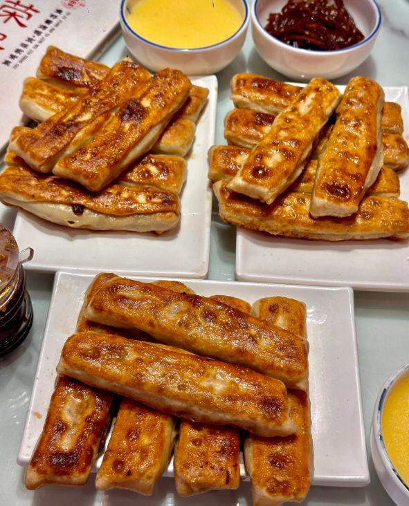 老北京小吃三重奏：褡裢火烧、卤煮与炸酱面